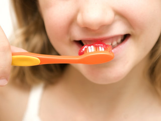 Child brushing the teeth