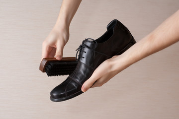 Polishing footwear