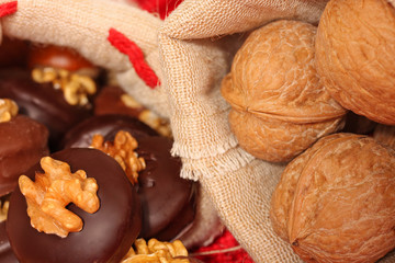 Walnüsse und Pralinen