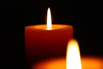 Zwei Kerzen im Dunkeln 3