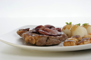 grilled rump steak and bacon with organic vegetable