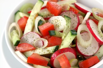 Salat mit Radieschen, Tomate und Gurke