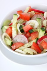 Salat mit Radieschen, Tomate und Gurke