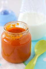 Glas mit Baby-Nahrung