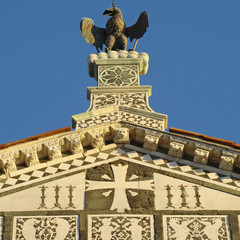 Obraz premium fragment of beautiful facade of famous basilica in Florence