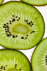 In Scheiben geschnittene Kiwi auf weissem Hintergrund