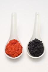Cucharas con caviar rojo y negro.
