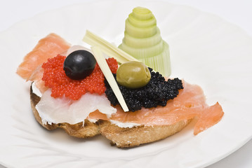 Tosta de salmón ahumado, bacalao y caviar.