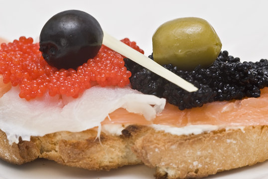 Tosta de ahumados con queso fresco y caviar.