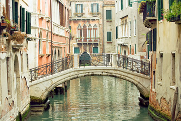 Fototapeta na wymiar Romantyczny wenecki most w mieszkalnej części Wenecji