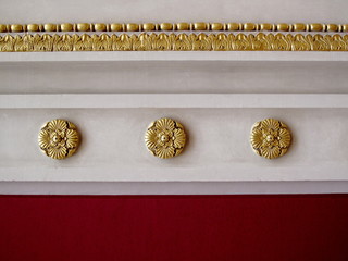 frise murale avec moumures et dorures