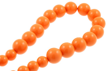 collier perles oranges fond blanc