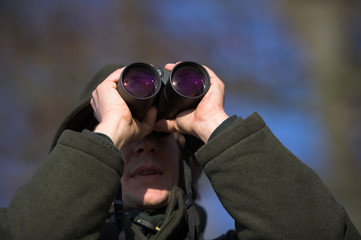 Jäger mit Fernglas