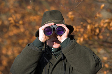 Jäger mit Fernglas