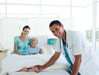 Obraz premium Male doctor smiling at the camera