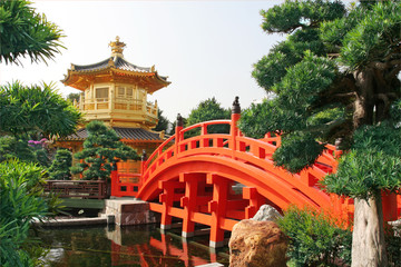 Gouden paviljoen in Chinese tuin