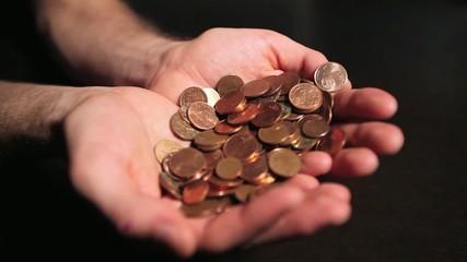 Argent tombant dans main d'homme