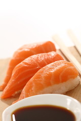 sushi nigiri lachs