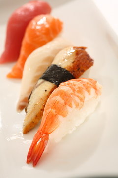 sushi platte nigiri garnele thunfisch maki