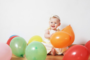 Fototapeta na wymiar little girl in balloons