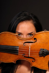Young beautiful woman paying the violin