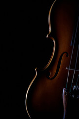 Naklejka premium vintage skrzypce na ciemnym tle