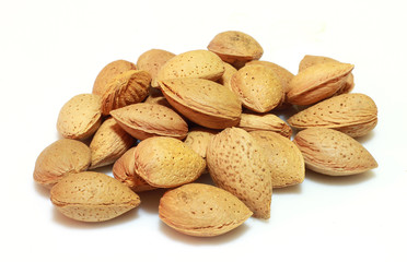 mandorle su sfondo bianco