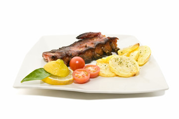 Costillas asadas con patatas decoradas