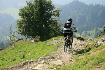 Fototapeta premium Mountainbiker in den bayerischen Alpen