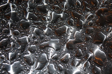 Regentropfen auf einer Metalloberfläche