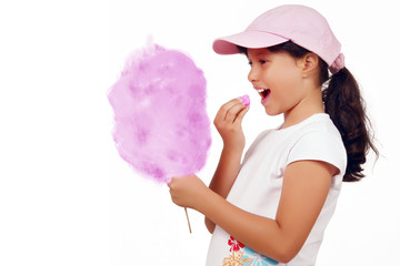 Niña comiendo algodón de azœcar