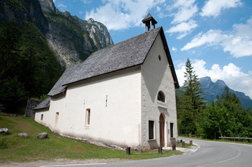 Fototapeta na wymiar Tipica chiesetta italiana - Dolomiti