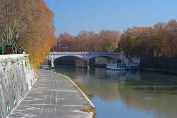Roma, fiume Tevere, veduta del ponte Umberto I