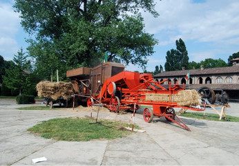 Obraz premium Macchina per fare balle di grano