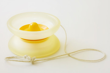 yoyo on white background sfondo bianco