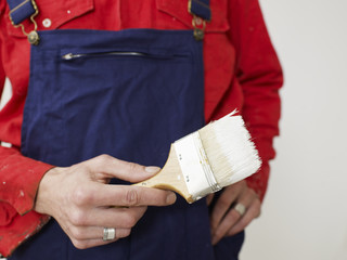 handwerker mit weissem pinsel