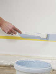 pinsel streicht wand hellblau