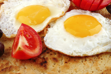 fried eggs on pancake