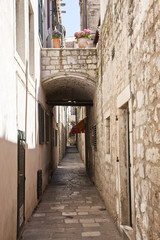 Fototapeta na wymiar Narrow Alleyway Through Old Dubrovnik