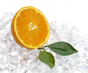 Fototapeten Halbe Orange auf Crushed Ice © ozmen