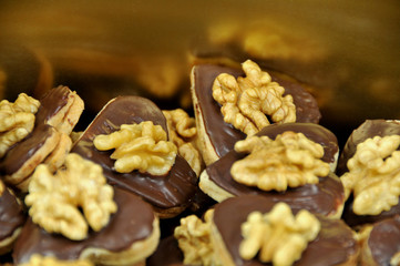 Gefüllte Schokoladenherzen mit Schokoglasur und Walnuß