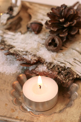 Kerze mit weihnachtlicher  Dekoration