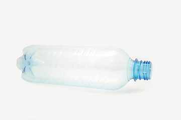 wasserflasche liegend freigestellt
