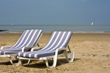 Fototapeta na wymiar blue chairs at beach