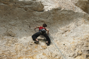 Obraz premium woman climbing on rocks