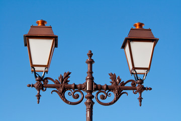 Fototapeta na wymiar Les deux lampadaires