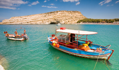 Fototapeta na wymiar Łód¼ rybacka zakotwiczone w Matala Bay, Kreta, Grecja