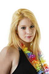 portrait d'une jolie blonde avec collier de fleurs