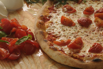 Pizza con ingredienti - Cucina italiana