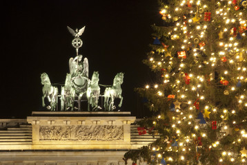 Quadriga auf Brandenburger Tor in Berlin mit Weihnachtsbaum